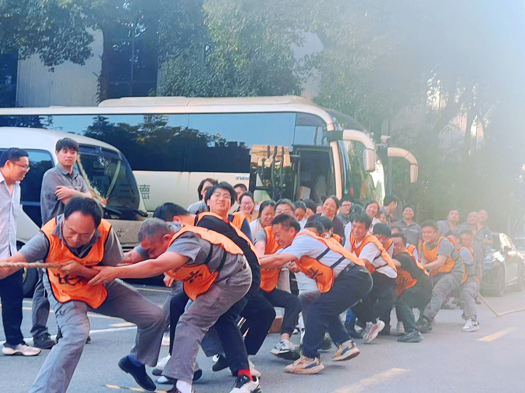 燃爆mg电玩娱乐在线网址总部园区！女子组首秀亮眼，这场拔河比赛尘埃落定